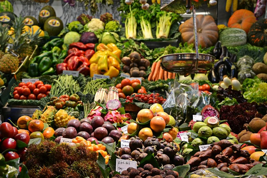 Frisches Gemüse und Obst an einem Marktstand, Symbolbild